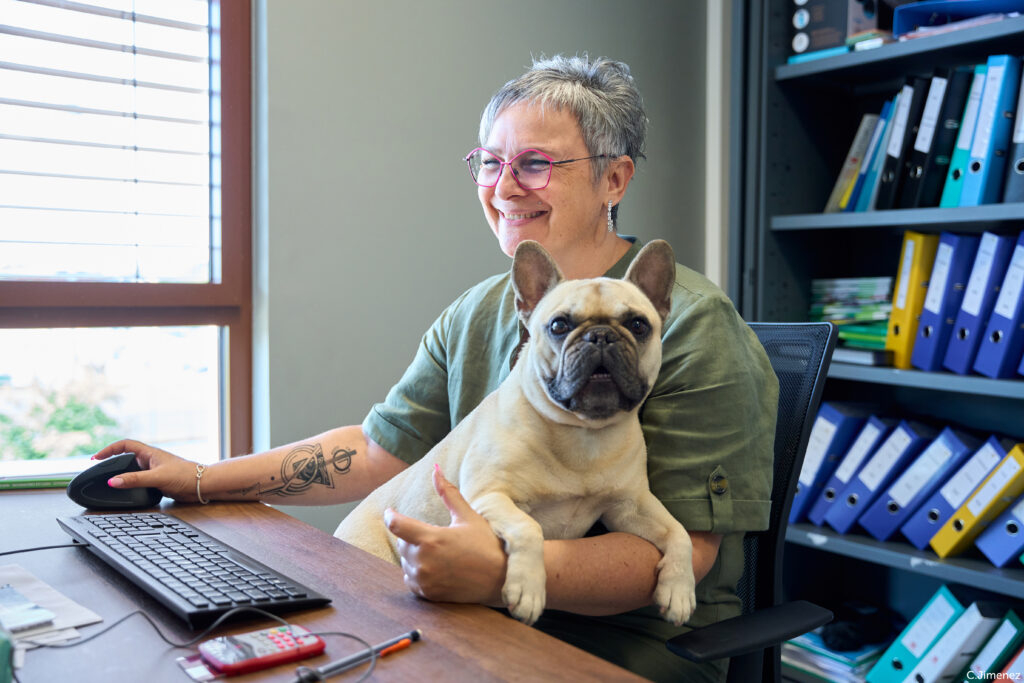 Employé avec son chien 